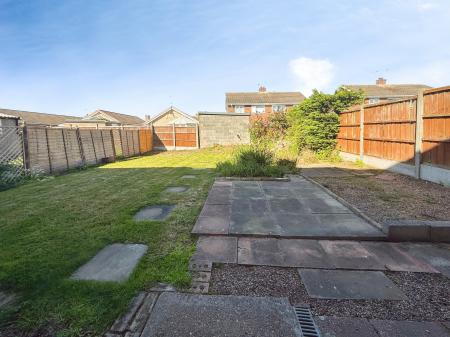 3 bedroom Semi-detached house to let in Bangor Close, Lincoln, LN5
