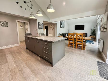 4 bedroom Bungalow for sale in Doddington Road, Lincoln, LN6