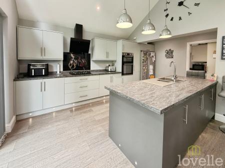 4 bedroom Bungalow for sale in Doddington Road, Lincoln, LN6