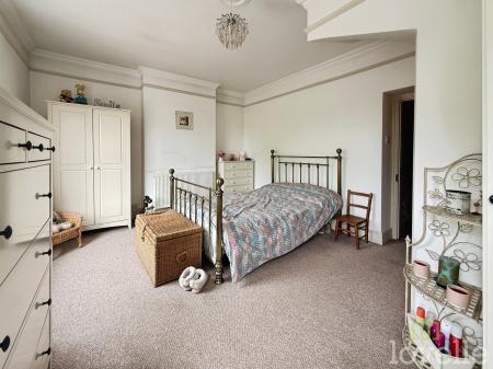 4 bedroom Semi-detached house for sale in Doddington Road, Lincoln, LN6