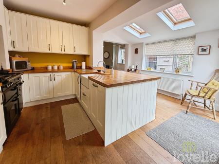 4 bedroom Semi-detached house for sale in Doddington Road, Lincoln, LN6