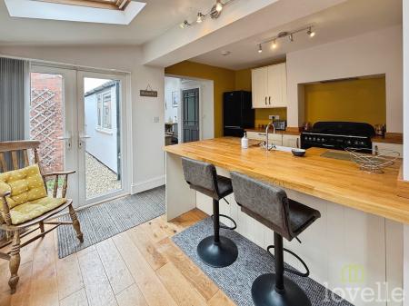 4 bedroom Semi-detached house for sale in Doddington Road, Lincoln, LN6