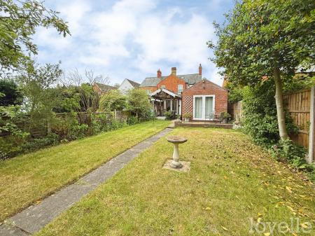 4 bedroom Semi-detached house for sale in Doddington Road, Lincoln, LN6