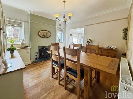 4 bedroom Semi-detached house for sale in Doddington Road, Lincoln, LN6