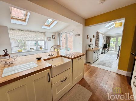 4 bedroom Semi-detached house for sale in Doddington Road, Lincoln, LN6