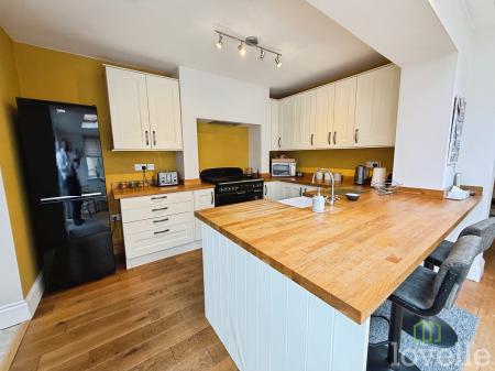 4 bedroom Semi-detached house for sale in Doddington Road, Lincoln, LN6