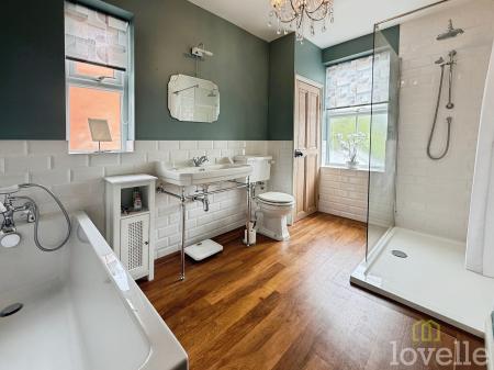 4 bedroom Semi-detached house for sale in Doddington Road, Lincoln, LN6