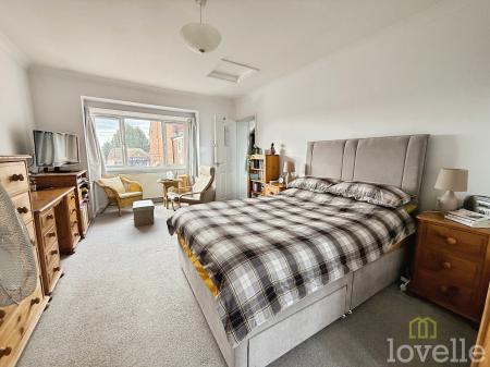 4 bedroom Semi-detached house for sale in Newark Road, North Hykeham, LN6