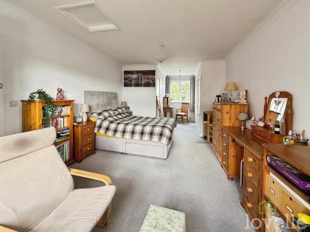 4 bedroom Semi-detached house for sale in Newark Road, North Hykeham, LN6