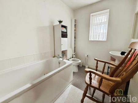 4 bedroom Semi-detached house for sale in Newark Road, North Hykeham, LN6