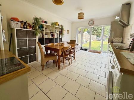4 bedroom Semi-detached house for sale in Newark Road, North Hykeham, LN6