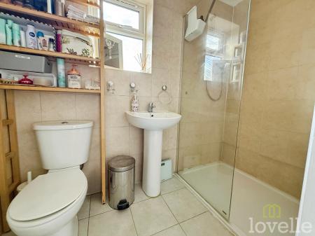 4 bedroom Semi-detached house for sale in Newark Road, North Hykeham, LN6