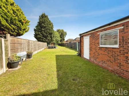 4 bedroom Semi-detached house for sale in Newark Road, North Hykeham, LN6