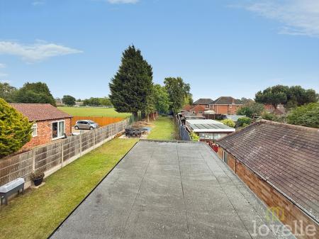 4 bedroom Semi-detached house for sale in Newark Road, North Hykeham, LN6