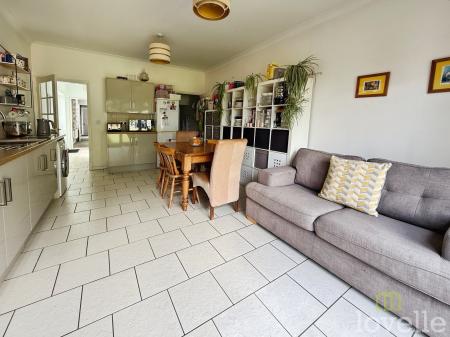 4 bedroom Semi-detached house for sale in Newark Road, North Hykeham, LN6