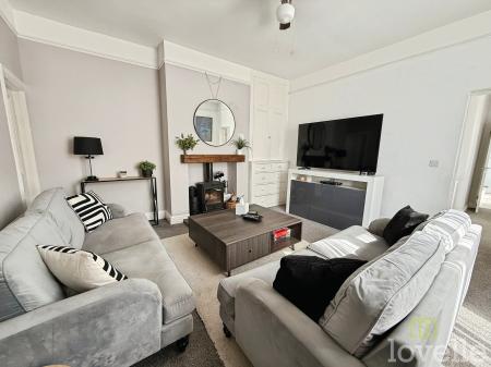 4 bedroom Semi-detached house for sale in Newark Road, North Hykeham, LN6