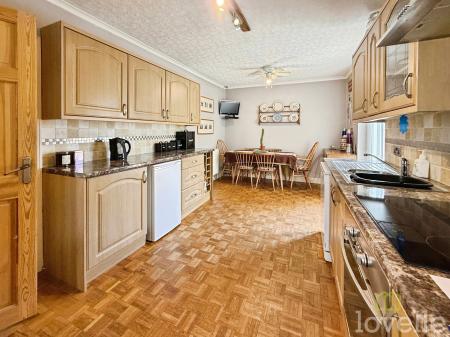 3 bedroom Detached house for sale in Hunt Lea Avenue, Lincoln, LN6