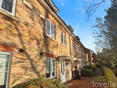 4 bedroom Terraced House for sale in Carnoustie Drive, Lincoln, LN6