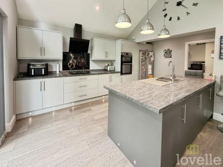 4 bedroom Bungalow for sale in Doddington Road, Lincoln, LN6