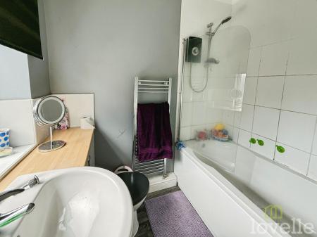 5 bedroom Semi-detached house for sale in De Wint Avenue, Lincoln, LN6