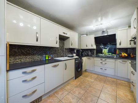 4 bedroom End of terrace house for sale in Squirrel Chase, Witham St. Hughs, LN6