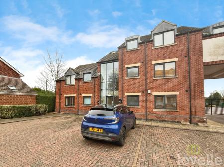 3 bedroom Flat for sale in Lincoln Road, North Hykeham, LN6