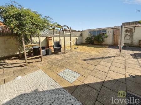 3 bedroom Semi-detached house for sale in Dore Avenue, North Hykeham, LN6