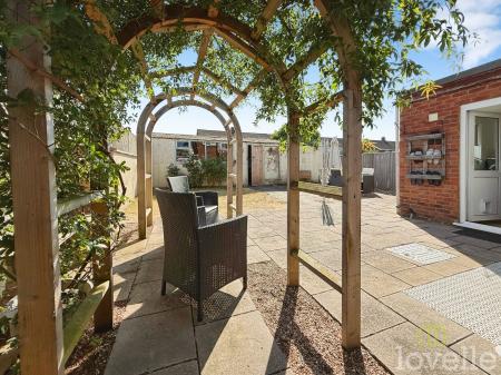 3 bedroom Semi-detached house for sale in Dore Avenue, North Hykeham, LN6