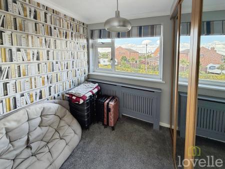 4 bedroom Semi-detached house for sale in Dore Avenue, North Hykeham, LN6