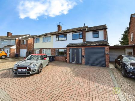4 bedroom Semi-detached house for sale in Dore Avenue, North Hykeham, LN6