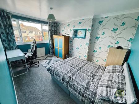 4 bedroom Semi-detached house for sale in Dore Avenue, North Hykeham, LN6