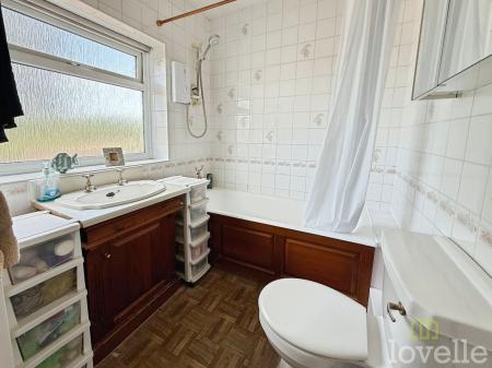 3 bedroom Detached house for sale in Huntlea Avenue, Lincoln, LN6