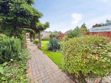 4 bedroom Detached bungalow for sale in Meadow Lane, North Hykeham, LN6