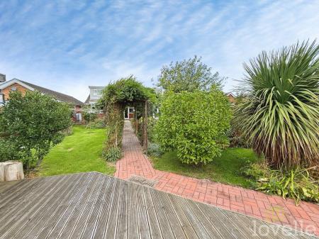 4 bedroom Detached bungalow for sale in Meadow Lane, North Hykeham, LN6