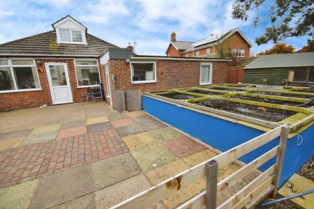 4 bedroom Detached bungalow for sale in Croft Lane, Croft, PE24