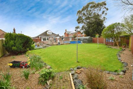 4 bedroom Detached bungalow for sale in Croft Lane, Croft, PE24