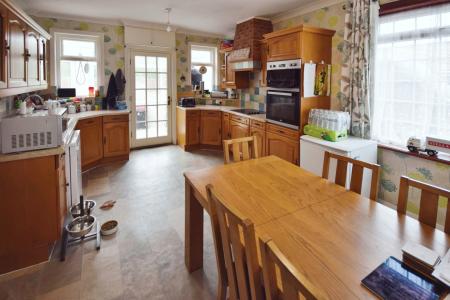 4 bedroom Detached bungalow for sale in Croft Lane, Croft, PE24