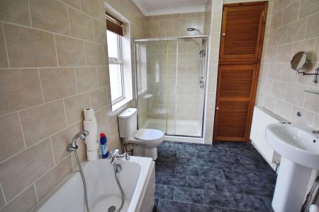 2 bedroom Flat for sale in Lumley Avenue, Skegness, PE25