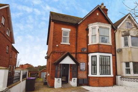 2 bedroom Flat for sale in Lumley Avenue, Skegness, PE25