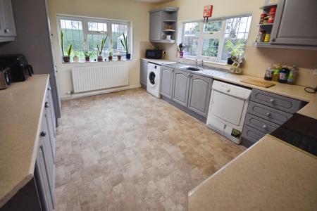 4 bedroom Bungalow for sale in Wainfleet Road, Irby In The Marsh, PE24