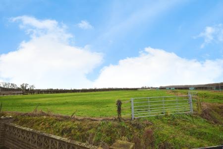 4 bedroom Bungalow for sale in Wainfleet Road, Irby In The Marsh, PE24