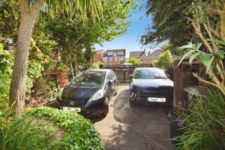 5 bedroom Semi-detached house for sale in Scarbrough Avenue, Skegness, PE25