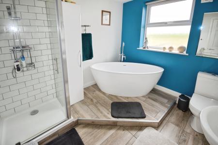 4 bedroom Detached house for sale in Main Road, Friskney, PE22