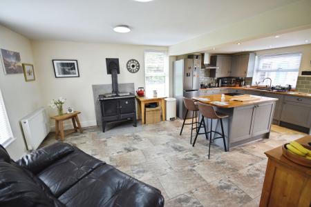 4 bedroom Detached house for sale in Main Road, Friskney, PE22