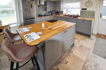 4 bedroom Detached house for sale in Main Road, Friskney, PE22