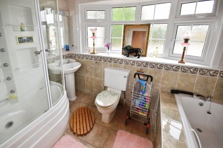 3 bedroom Bungalow for sale in Cumberworth Road, Mumby, LN13