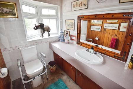 3 bedroom Bungalow for sale in Cumberworth Road, Mumby, LN13
