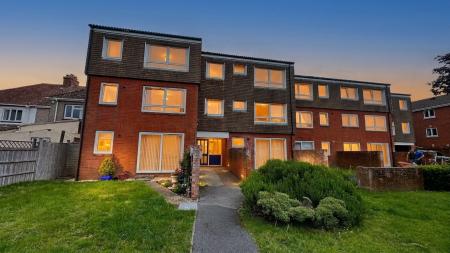 2 bedroom Flat to let in Highbridge Road, Burnham-on-Sea