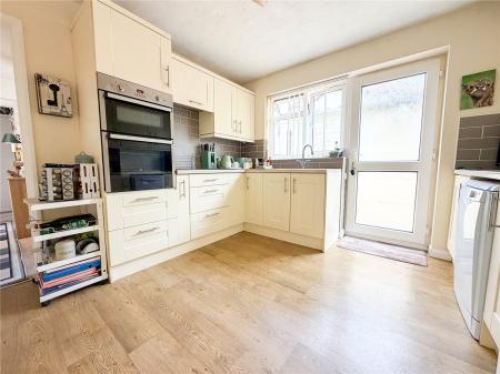 4 bedroom Semi-detached house for sale in Manor Close, East Brent