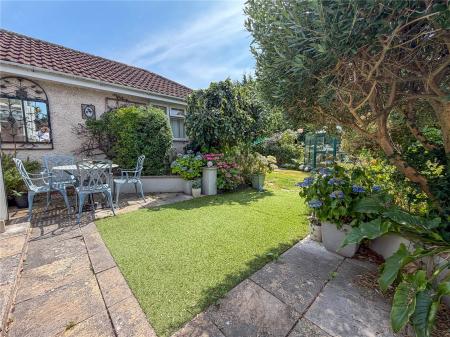 4 bedroom Semi-detached house for sale in Manor Close, East Brent